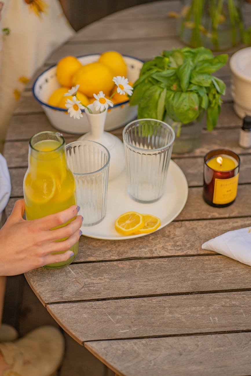 photo of a lemonade glasses and citrons