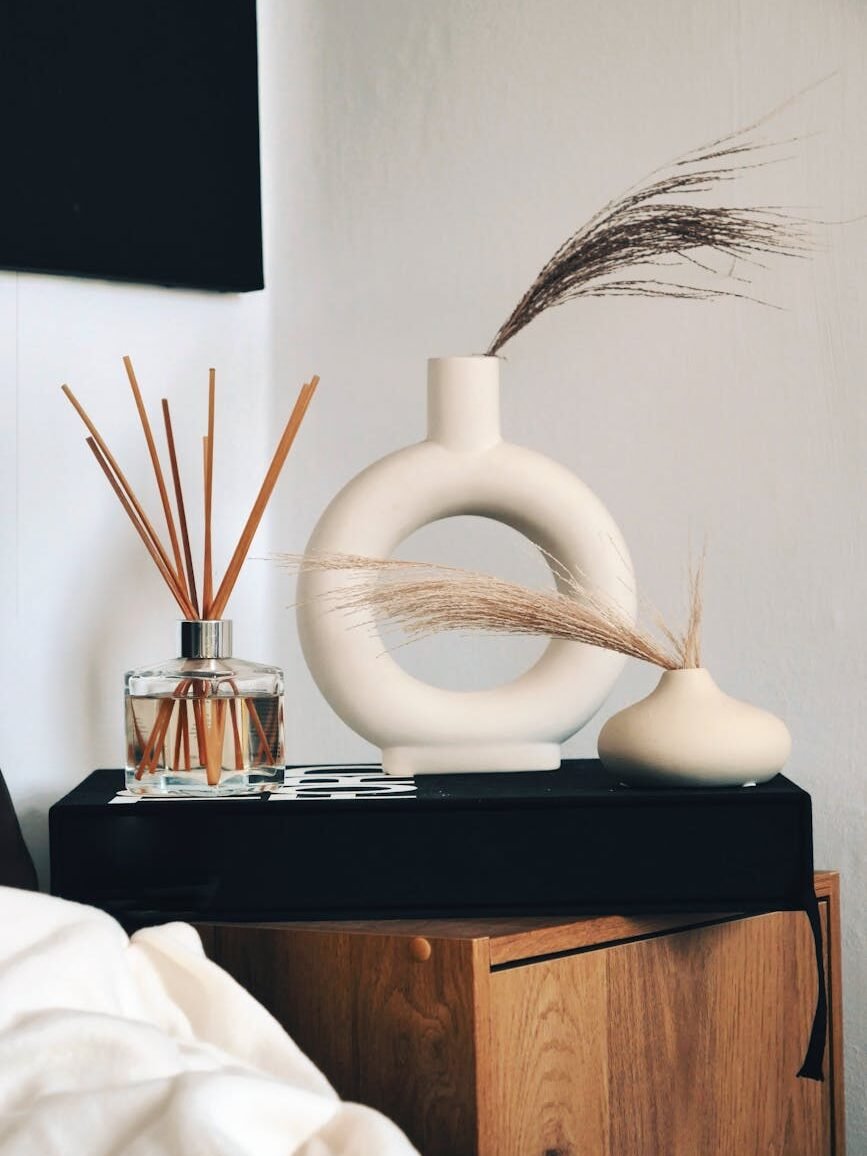 αρωματικά στικ reed diffusers σε γυάλινο μπουκάλι